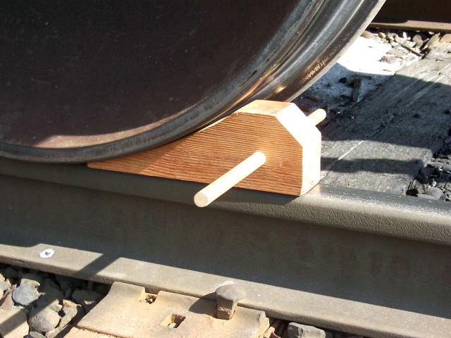 15-wheelchockontrack.jpg
